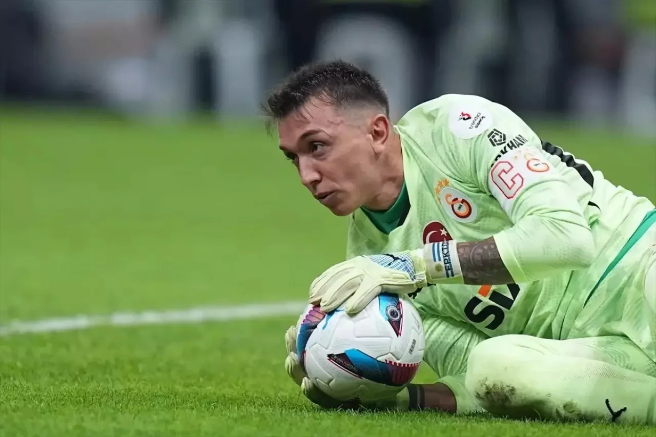 Galatasaray taraftarlarından Muslera'ya büyük destek! Rams Park'ta moral ve pankart hazırlığı 1