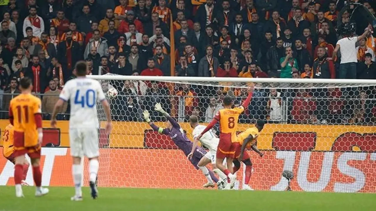 Galatasaray taraftarlarından Muslera'ya büyük destek! Rams Park'ta moral ve pankart hazırlığı 3