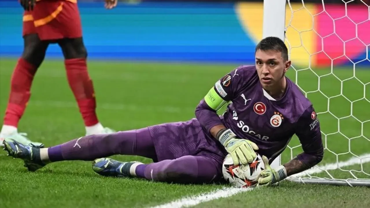 Galatasaray taraftarlarından Muslera'ya büyük destek! Rams Park'ta moral ve pankart hazırlığı 5