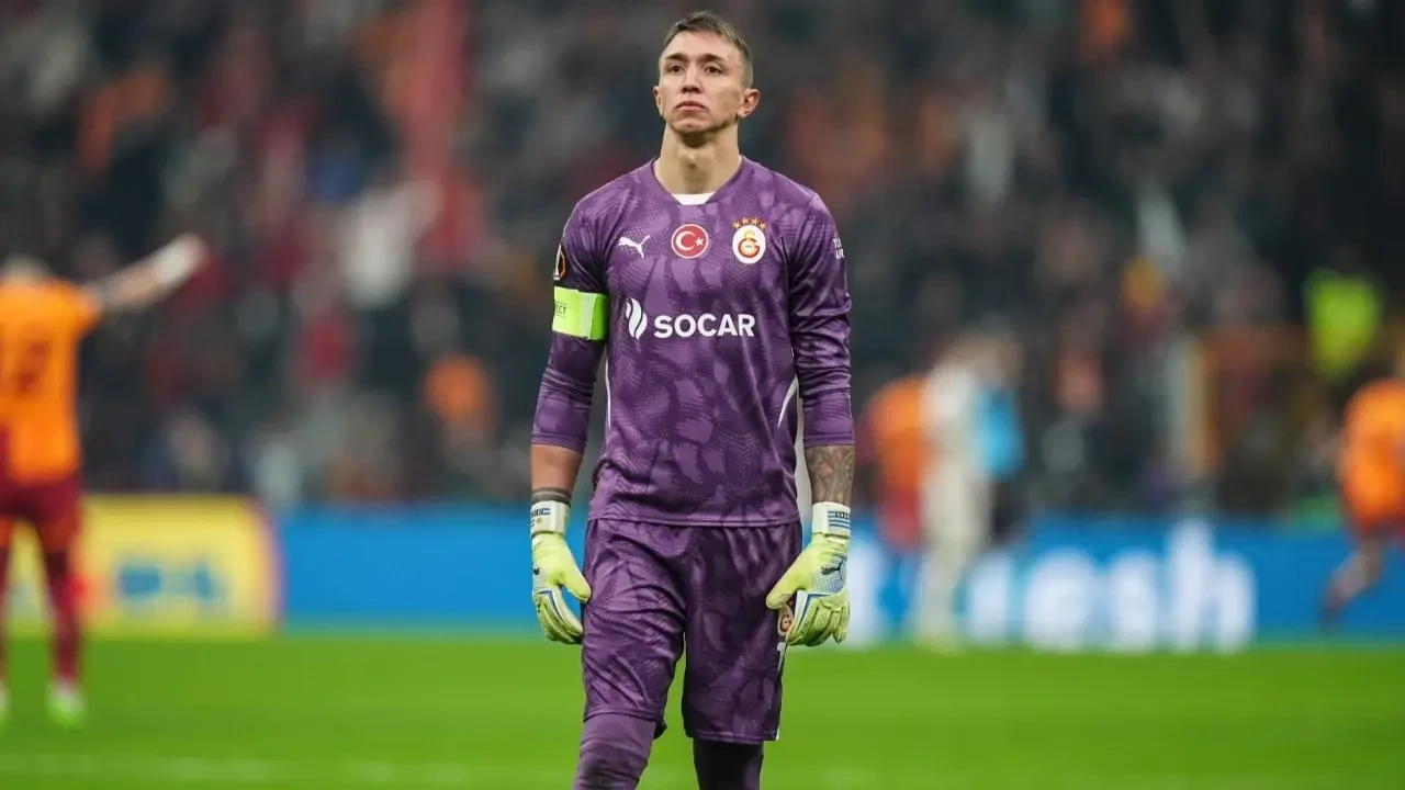 Galatasaray taraftarlarından Muslera'ya büyük destek! Rams Park'ta moral ve pankart hazırlığı 6