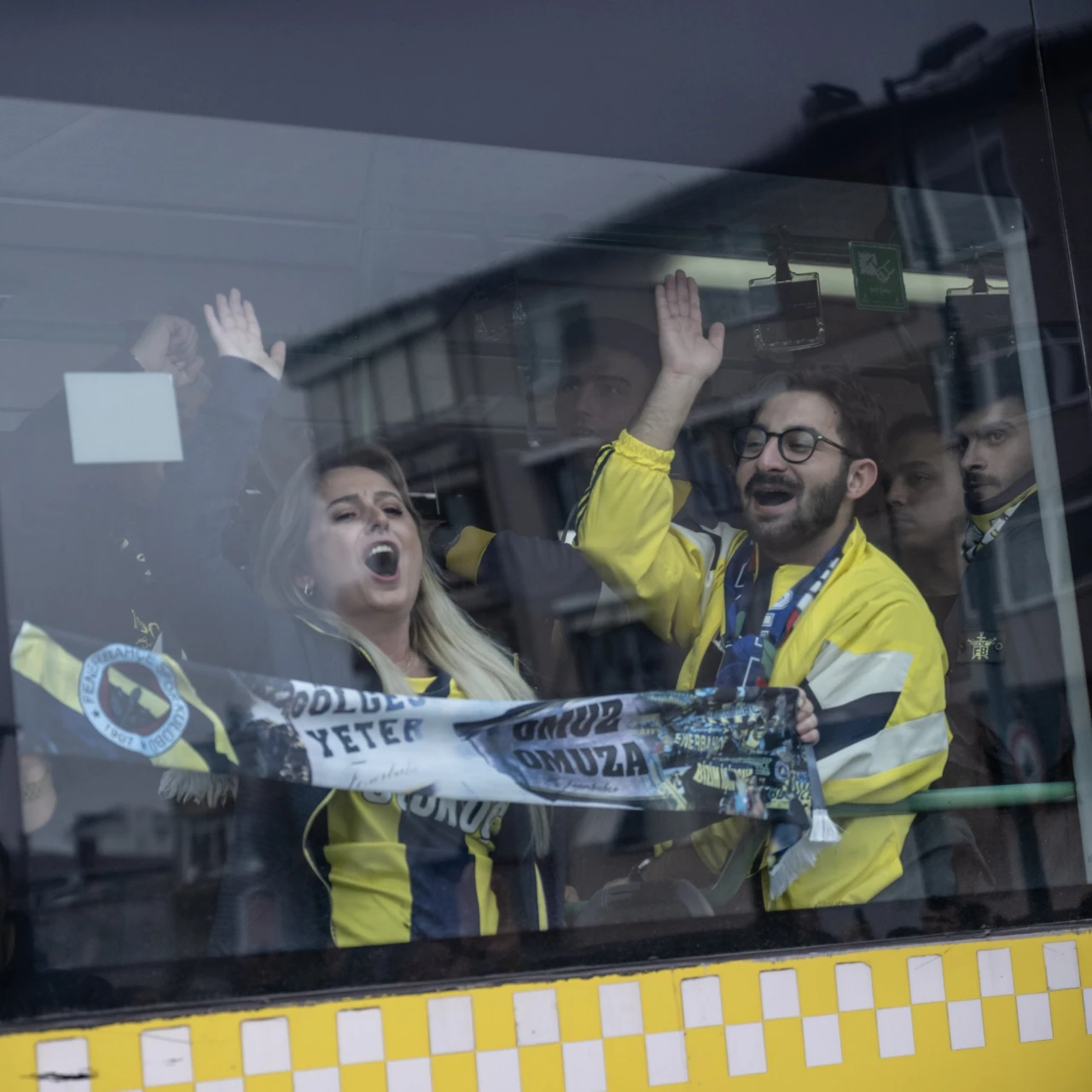 Beşiktaş Fenerbahçe derbisi öncesi sarı-lacivertli taraftarlar yola çıktı!