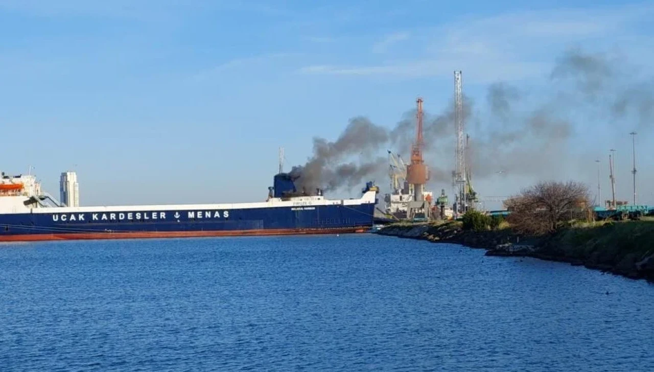 Samsun Limanı'nda Bulunan Gemide Çıkan Yangına Müdahale Ediliyor!