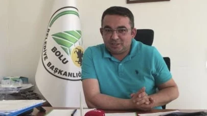 Sedat Gülener kimdir? Tanju Özcan ile akraba mı? Kartalkaya yangınındaki rolü ne?  Sedat Gülener, Bolu Belediye Başkanı Tanju Özcan’ın dayısının oğlu olarak biliniyor. Bolu Belediyesi’nde önemli bir görevde bulunan Gülener, Kartalkaya yangını faciası sonrası gündeme geldi. Grand Kartal Otel yangını ile ilgili denetim süreçlerindeki rolü ve itfaiye biriminin başında olması, tartışmalara neden oldu.  Sedat Gülener’in görevi ve Tanju Özcan ile ilişkisi  Sedat Gülener, Tanju Özcan tarafından Bolu Belediye Başkan Yardımcısı olarak atanmış ve aynı zamanda Bolu İtfaiye Müdürlüğü’nün sorumluluğunu üstlenmiştir. Bu atama, Gülener’in Özcan’ın akrabası olması nedeniyle eleştirilere yol açtı.  Tanju Özcan, eleştiriler üzerine şu açıklamayı yaptı:  	“Sedat Gülener benim dayımın oğlu, bu doğru. Ama göreve getirilmesinde bu akrabalık ilişkisinin bir ilgisi yok. Kendisi çok çalışkan ve pratik zekalı olduğu için bu göreve layık görüldü.”  Kartalkaya yangını ve Sedat Gülener’in rolü  Bolu Kartalkaya’daki Grand Kartal Otel yangınında 76 kişi hayatını kaybetti. Bu üzücü facia sonrası, Gülener’in itfaiye biriminin başında olması ve yangın öncesindeki denetimlerdeki rolü sorgulanmaya başlandı. Özellikle, otelin yangın güvenliği raporunun Gülener tarafından onaylandığı iddiaları, ihmallerle ilgili tartışmaları artırdı.  Denetim süreci ve iddialar  Yangın öncesinde otelin yangın güvenliği açısından yetersiz olduğu rapor edilmişti. Ancak iddialara göre, Sedat Gülener bu raporu iptal ederek otelin yangına karşı yeterli olduğuna dair yeni bir rapor düzenletti. Bu durum, yangın faciasındaki ihmallerin boyutunu gözler önüne serdi.  Liyakat tartışmaları yeniden alevlendi  Sedat Gülener’in atanması ve yangın sürecindeki rolü, belediyelerde liyakat ve akraba atamaları konusundaki eleştirileri yeniden gündeme taşıdı. Bolu halkı, bu olay sonrası daha sıkı denetim ve adalet çağrısında bulunuyor.  Anahtar Kelimeler:  Sedat Gülener kimdir, Tanju Özcan akraba mı, Kartalkaya yangını Sedat Gülener, Bolu Belediye Başkan Yardımcısı, Grand Kartal Otel yangını, yangın güvenliği raporu, Bolu itfaiye müdürlüğü, Tanju Özcan yangın açıklaması, liyakat tartışmaları.