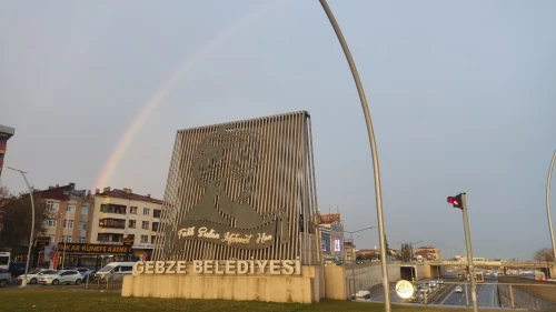 Gebze'de yağmur sonrası ortaya çıkan gökkuşağı yoğun ilgi gördü